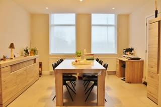 Deze eigendom werd volledig vernieuwd en omvat een gelijkvloerse verdieping met inkomhal, gastentoilet, ruime lichtrijke leefruimte met eet-...