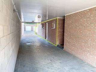 Gelijkvloers 1-slaapkamer appartement met een private ingang en een leuke, zuid-georiënteerde koer. Gelegen in het centrum van Herenthout, met alle nodige faciliteiten binnen handbereik. Indeling: inkomhal met gastentoilet, een leefruimte met geïnstalleerde open keuken, een badkamer met ligbad en een ruime slaapkamer. Vanuit de leefruimte heeft u rechtstreeks toegang tot de koer, welke uitgeeft op de aparte ingang.
