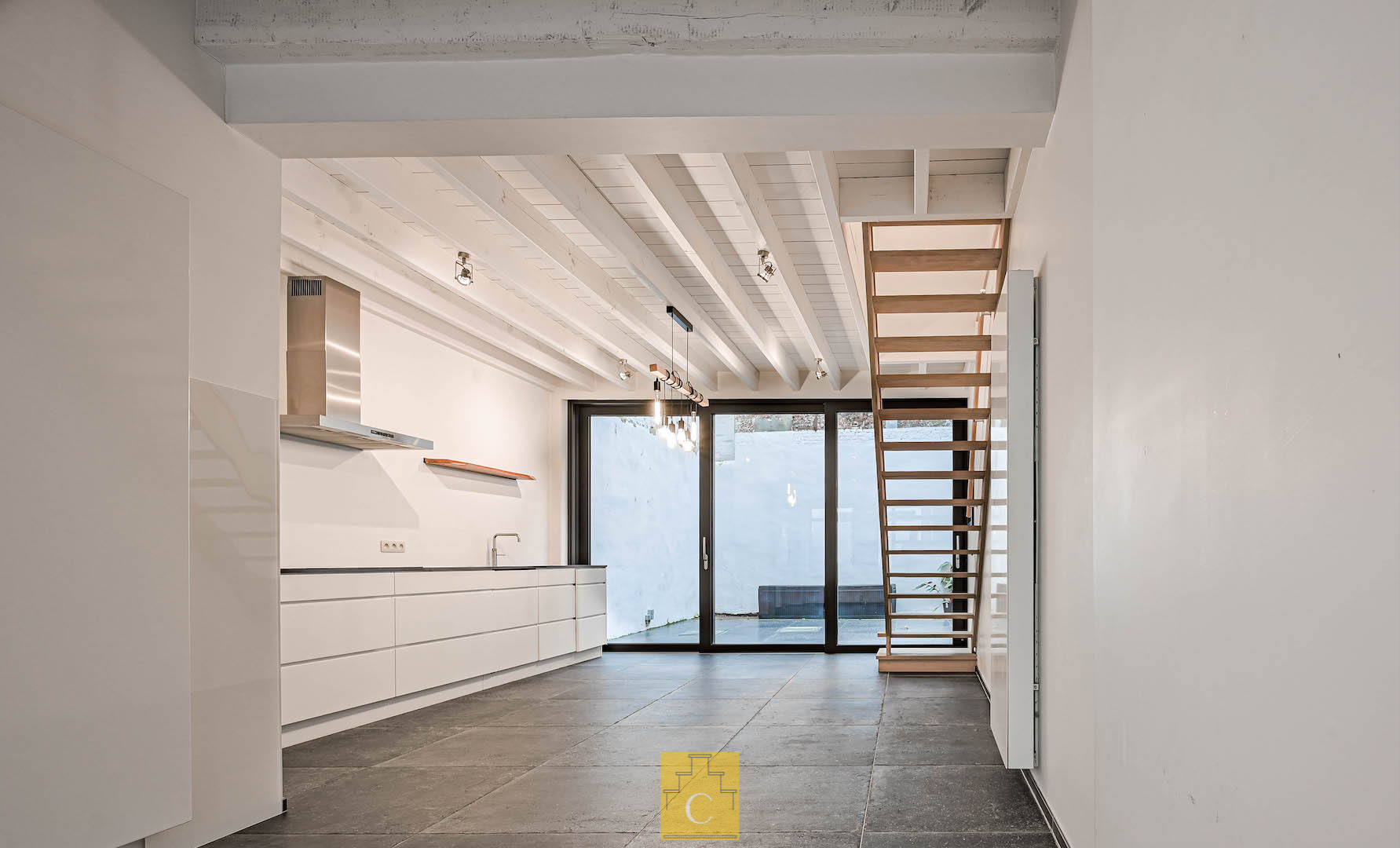 Trendy stadswoning - totaalrenovatie, strakke lijnen en een keitof terras - topligging Moerstraat - foto 3