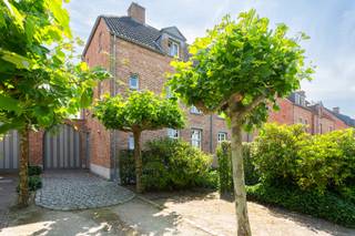 <p><strong>Ruime, charmante en kwalitatief afgewerkte halfopen bebouwing gelegen op een perceel van 419m², met 4 slaapkamers, 2 badkamers, een inpandige garage, oprit en een privatieve, zonnige zuidgerichte tuin. De woning is gelegen in een rustige eenrichtingsstraat in Kontich, op een centrale locatie met een vlotte verbinding naar belangrijke invalswegen, scholen, winkels en omliggende gemeenten.</strong><br /><br /><strong><strong><span><span>INDELING;<br /></span></span></strong></strong>Bij het betreden van de woning komt u in de INKOMHAL, die voorzien is van een apart gastentoilet met handwasser en een vestiaire. Van hieruit bereikt u de ruime en lichtrijke LEEFRUIMTE van ca. 48m², afgewerkt met een parketvloer en uitgerust met een open haard. Deze aangename leefruimte bestaat uit een charmante ZITHOEK/SALON van ca. 6.46 m x 4.86 m met bibliotheek en een EETKAMER van ca. 4.16 m x 3.91 m, waardoor er een ideale indeling ontstaat voor zowel gezellige familiemomenten als het ontvangen van gasten.</p>
<p>Aansluitend bevindt zich een aparte BUREAU/SPEELKAMER van ca. 11.8 m², bereikbaar via het salon. Deze ruimte is afgewerkt met een beige stenen vloer en beschikt over praktische opbergkasten, waardoor ze perfect kan dienen als thuiswerkplek, hobbyruimte of speelkamer.</p>
<p>De ruime, volledig ingerichte LEEFKEUKEN van ca. 27 m² (4.10 m x 6.55 m) is voorzien van talrijke opbergkasten, een gezellige ontbijthoek met extra kastruimte en kwalitatieve inbouwtoestellen, waaronder een elektrisch kookvuur, oven, microgolfoven, friteuse, koelkast, diepvriezer, vaatwasser en een anderhalve spoelbak.</p>
<p>Zowel de leefruimte als de bureau/slaapkamer geven rechtstreeks uit op de prachtige, privatieve ZUIDGERICHTE TUIN met TERRAS, waar u de hele dag van de zon kunt genieten. Het terras is bovendien uitgerust met een automatisch bediende zonnetent, wat zorgt voor extra comfort tijdens warme zomerdagen.</p>
<p>Verder beschikt de woning over een inpandige GARAGE van ca. 19 m², voorzien van een automatische poort en een rechtstreekse toegang tot de tuin. Er is tevens een oprit voor meerdere wagens.</p>
<p>Op de <i>eerste verdieping</i> geeft de NACHTHAL toegang tot een apart toilet. De eerste slaapkamer van ca. 3.91 m x 4.16 m met een ensuite DRESSINGRUIMTE van ca. 2.50 m x 1.60 m met ingemaakte kast. De BADKAMER van ca. 7.8 m² (2.50 m x 3.11 m) is ingericht met een ligbad, een regendouche en een dubbel wastafelmeubel. Verder heeft u SLAAPKAMER 2 van ca. 4.10 m x 3.91 m met een praktische ingemaakte kastwand.</p>
<p>De <em>tweede verdieping</em> biedt plaats aan nog twee volwaardige slaapkamers. SLAAPKAMER 3 van ca. 4.10 m x 3.91 m en SLAAPKAMER 4 van ca. 4.16 m x 3.91 m met opbergruimte. Daarnaast beschikt deze verdieping over een tweede ingerichte DOUCHEKAMER, uitgerust met een douche, wastafel en een apart toilet, wat deze verdieping ideaal maakt voor een groter gezin, tieners of gasten.<br /><br />Verder is er een opbergzolder bereikbaar via een uitklaptrap</p>
<span><strong>BIJZONDERHEDEN;</strong> </span><br />* Charmante, ruime en lichtrijke halfopen bebouwing<br />* Mooi aangelegde zonnige tuin en charmante aangelegde voortuin <br />* Opbergzolder bereikbaar via een uitklaptrap<br />* Inpandige garage en oprit voor meerdere wagens<br />* EPC: 212kWh/m², HR-ketel op gas (2018), HR-beglazing, videofoon, alarm.