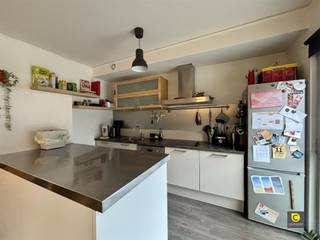 <p><span>Modern gelijkvloers appartement met 2 slaapkamers en ruime tuin op toplocatie in Berchem</span><span><br />Dit gelijkvloers appartement combineert comfortabel wonen met een uitstekende ligging. Gelegen in het hart van Berchem, op wandelafstand van winkels, supermarkten, scholen, parken, openbaar vervoer en vlotte invalswegen, biedt dit appartement alles voor wie centraal én rustig wil wonen.</span></p><p><span>Indeling</span></p><p><span>Inkomhal</span><span><br />Via de inkomdeur betreedt u het appartement . Aansluitend bevindt zich een praktische berging met aansluiting voor wasmachine en droogkast. Het toilet is apart voorzien.</span></p><p><span>Leefruimte & open keuken</span><span><br />De lichtrijke leefruimte is afgewerkt met kwalitatieve laminaatvloer die doorloopt doorheen het volledige appartement. Dankzij de grote raampartijen aan de voorzijde geniet u hier van een aangename, open sfeer.<br />De moderne open keuken is mooi geïntegreerd en uitgerust met alle comfort: vaatwasser, keramische kookplaat, dampkap, oven. Er is bovendien voldoende werk- en opbergruimte.</span></p><p><span>Slaapkamers & badkamer</span><span><br />Aan de rustige achterzijde van het gebouw bevinden zich twee ruime slaapkamers, beide met directe toegang tot de tuin.<br />De badkamer is stijlvol betegeld en beschikt over een ligbad met douchefunctie en een lavabo-meubel met spiegel.</span></p><p><span>Tuin & autostaanplaats</span><span><br />De grote, zuidwestelijk georiënteerde tuin is een absolute troef: een zonnige en groene oase met veel privacy, ideaal om te ontspannen met tuinhuis.<br />Een ondergrondse autostaanplaats is mee inbegrepen in de huurprijs met een gemeenschappelijke fietsenstalling.</span></p><p><span> </span></p><p><span>Huurprijs & beschikbaarheid:</span></p><p><span>Huurprijs:</span><span> €1.100,00 / maand - inclusief autostaanplaats</span></p><p><span>Maandelijkse kosten</span><span>: €100,00 - onderhoud en verbruik gemeenschappelijke meters.</span></p><p><span>Beschikbaarheid:</span><span> 01/03/2026</span></p><p><span> </span></p><p><span>Extra Troeven:</span></p><p><span>- Mobiscore van 9,6/10</span></p><p><span>- EPC 140kWh/m² jaar</span></p><p><span>- Recente beglazing met ventilatieroosters</span></p><p><span>- (Rol)gordijnen overal voorzien</span></p><p><span>- Prachtige tuin</span></p><p><span> </span></p><p><span> </span></p><p><span> </span></p>