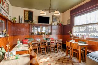 Dit veelzijdige gebouw voor gemengd gebruik biedt een unieke combinatie van wonen en ondernemen. De eigendom omvat een karaktervolle polyvalente...