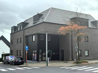 This recent apartment has an area of 110m² and is located in the center of Otegem. It consists of an entrance hall with separate toilet, a...