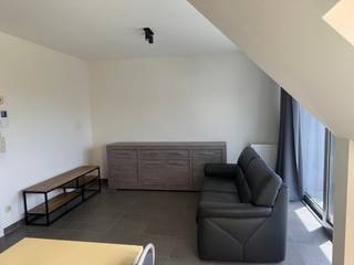 Ontdek dit charmante duplex appartement, ideaal gelegen in rustige groene omgeving. De indeling biedt een praktische en comfortabele woonervaring :<br />Inkomhal. Gezellige woonkamer met open keuken. Klein terras palend aan de woonkamer. Ruime berging. Slaapkamer, badkamer met douche. Op de bovenverdieping :<br />ruime zolderkamer, perfect als extra slaapkamer, bureau of hobbyruimte. Gemeenschappelijke fietsen- en afvalberging. Privatieve autostaanplaats inbegrepen.<br />Een ideale opportuniteit voor starters of koppels. Interesse? Contacteer ons voor een bezoek. Mail vero@berno.be of bel 052/21 24 40.