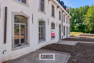 <p><span>Repos & nature près du centre ville</span></p><p><span>À la périphérie de Saint-Trond se trouve le site ’T Godshuis dans le pittoresque Béguinage. Il s'agit d'un projet à petite échelle comprenant sept habitations (quatre nouvelles constructions et trois rénovations dans un monument protégé). L'emplacement est idéal ! Ici, vous pouvez profiter du calme et de la riche histoire du Béguinage combinés à la nature du domaine ’t Speelhof. Nous sommes également à proximité du centre ville de Saint-Trond, à pied ou à vélo. Nous pouvons donc facilement nous rendre chez les commerçants locaux, dans les supermarchés, au marché hebdomadaire de Haspengouw, dans des endroits agréables pour boire et manger, dans le parc de la ville, …. C'est également l'endroit idéal pour les voyages plus importants. La proximité des principales routes d'accès assure de bonnes liaisons avec les villes environnantes. Bref, une situation idéale pour profiter de tout ce que la capitale de Haspengouw a à offrir.</span></p><p><span> </span></p><p><span>Vivre dans un monument protégé </span></p><p><span>L'immeuble 2 a une surface habitable de 134m² et comprend au rez-de-chaussée un hall d'entrée, un débarras, des toilettes séparées et une cuisine habitable.</span></p><p><span>Le premier étage offre un hall de nuit, une salle de bain et deux chambres.</span></p><p><span>Sous la belle charpente du deuxième étage se trouve un spacieux salon et un débarras.</span></p><p><span>En outre, vous pouvez profiter d'un jardin privé, d'une terrasse et d'un abri à vélos commun.</span></p><p><span>Tout cela dans le respect du caractère historique (belles poutres authentiques, matériaux traditionnels, …) combiné avec le confort contemporain résultant en une maison économe en énergie prête pour l'avenir ! </span></p><p><span> </span></p><p><span>EN BREF</span><span>:</span></p><p><span>Prix : € 401.600,00</span></p><p><span>Vente soumise aux droits d'enregistrement (2% ou 12%)</span></p><p><span> </span></p><p><span>Vivre dans un cadre unique où le présent & le passé s'embrasse !</span></p><p><span>Curieux de savoir quelle propriété correspond le mieux à votre style de vie ? Prenez rapidement rendez-vous ou demandez des informations à l'un des collaborateurs de Canius Real Estate. Vous pouvez nous joindre au 011 74 12 36 ou via</span><span> info@canius.be.</span></p><p><span> </span></p><p><span>*Ces données sont fournies à titre d'information uniquement. Les surfaces mentionnées ne sont qu'indicatives. Canius Real Estate ne peut être tenu responsable de l'exactitude des données qui lui sont fournies.</span></p><p><span> </span></p><p><span> </span></p>