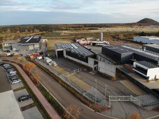 Dit uitzonderlijke, multifunctionele bedrijfsgebouw is gelegen op het industrieterrein Genk-Noord, op een boogscheut van op- en afritten 29 en 30 van de E314. Het gebouw bestaat uit gelijkvloerse kantoren, een aangrenzende bedrijfshal met mezzanine, ingerichte laboruimte en een casco kantoorruimte op de verdieping. Het pand is zeer kwalitatief gebouwd met uitzonderlijk veel aandacht voor beveiliging. Het terrein van 7687m² is volledig omheind en voorzien van voldoende parkeerplaatsen. Het onbebouwd stuk grond van ca. 3400m² biedt de nodige uitbreidingsmogelijkheden (tot 2000m² extra) of ruimte voor buitenopslag. Verder is het gebouw voorzien van zonnepanelen (132 kWp) en driedubbel glas. <br /><br />KENMERKEN BEDRIJFSHAL:<br />- oppervlakte: 675m² + 80m² mezzanine<br />- staalconstructie met geïsoleerde wand- en dakpanelen<br />- VH: 6m<br />- 1 elektrische sectionaalpoort<br />- zeer zware polybetonvloer (5T/m²)<br /><br />KENMERKEN GELIJKVLOERS:<br />- oppervlakte: 403m²<br />- indeling: ruim open space bureel, 2 vergaderzalen, verschillende loketten, kitchenette, sanitaire ruimte, grote kluis, panic room, technische ruimte<br />- industriële look, voorzien van airco en luchtblazers op warmtepompen<br /><br />KENMERKEN VERDIEPING:<br />- oppervlakte: 446m²<br />- indeling: ingerichte laboruimte, casco kantoorruimte<br />- industriële look, voorzien van airco <br /><br />TROEVEN:<br />- uitbreidingsmogelijkheden (tot 2000m²)<br />- zeer goede stroomvoorziening, eigen hoogspanningscabine<br />- PV-installatie (132 kWp)<br />- extreem goed beveiligd gebouw (gepantserde deuren, poorten, camerabewaking, grote safe,...)<br /><br />Info: 0478/930500 of info@jansenrealestate.be