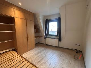 <p>Deze studio van 30 m² is ideaal gelegen in het historische centrum van Leuven, op een rustige binnenstraat omgeven door authentieke architectuur. Het pand maakt deel uit van een karaktervol gebouw dat zich perfect integreert in de sfeer van de oude stad. <br />De studio beschikt over één slaapkamer met belangrijke opslagruimte dankzij een ingebouwde houten garderobe met deuren en open kastjes. De slaapkamer biedt voldoende plaats voor een bed en essentieel meubilair, terwijl het houten vloerdekking zorgt voor warmte en gezelligheid.<br />De moderne kitchenette is compact en efficiënt ingericht met essentiële apparatuur inclusief een elektrisch fornuis, afzuigkap, koelkast en voldoende kastruimte. Het raam biedt natuurlijk licht en zorgt voor een aangenaam werkplekje. <br />Dit appartement is perfect voor starters of professionals die op zoek zijn naar een compact, goed onderhouden pied-à-terre in het levendige Leuven. De zeer centrale ligging biedt gemakkelijke toegang tot alle voorzieningen, restaurants, winkels en culturele instellingen die de stad te bieden heeft. Ideaal voor wie graag in het hart van het stadsleven wil wonen. Wees er snel bij en bel Febe van Gilles Vastgoed via 0468/486 127. </p>