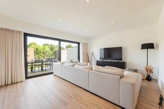 Tijdloze architectuur, licht en comfort op een toplocatie<br /><br />In één van de meest gegeerde residentiële verkavelingen van Melsele bevindt zich deze stijlvolle gezinswoning met een bewoonbare oppervlakte van 185 m². De groene, rustige woonomgeving en de kwalitatieve architectuur maken deze locatie bijzonder geliefd.<br /><br />Bij het binnenkomen valt meteen de overvloedige lichtinval op. De open leefruimte vormt samen met de volledig uitgeruste keuken met kookeiland het hart van de woning. Grote raampartijen geven uit op het terras en de fraai aangelegde, volledig omheinde tuin. Dankzij de noordwestelijke oriëntatie geniet deze buitenruimte van zon tot in de avond.<br /><br />De woning beschikt over vier volwaardige slaapkamers en twee badkamers, verdeeld over twee verdiepingen. Daarnaast zorgen een wasruimte en extra bergruimte op elke verdieping voor optimaal dagelijks comfort.<br /><br />Ook op energetisch vlak scoort de woning uitstekend dankzij de aanwezigheid van 10 zonnepanelen, goed voor een lager energieverbruik en een gunstige EPC-score.<br /><br />Achteraan het perceel bevindt zich een afzonderlijke garagebox, bereikbaar via een private achteruitweg die eveneens vlot toegankelijk is voor fietsen. Een bijkomende troef is de gemeenschappelijke groenzone, die een aangename ontmoetingsplek vormt en ideaal is voor spelende kinderen of een wandeling met de hond.<br /><br />Troeven<br />- Vier volwaardige slaapkamers en twee badkamers<br />- Volledig uitgeruste keuken met kookeiland<br />- Fraai aangelegde, omheinde tuin met noordwestelijke oriëntatie<br />- Afzonderlijke garagebox via private achteruitweg<br />- 10 zonnepanelen en gunstige EPC-score<br />- Rustige ligging in een gegeerde woonomgeving