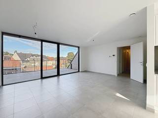 Cet appartement spacieux et lumineux est situé dans le centre de Wingene. Grâce à son emplacement central, les commerces, les transports en commun et les écoles sont accessibles à pied. La propriété dispose d'une terrasse ensoleillée et offre également le confort d'un double parking.<br /><br />Disposition : <br />Rez-de-chaussée : <br />- Rangement <br />- Double place de parking <br /><br />2e étage : <br />- hall d'entrée (6 m²) <br />- débarras (6 m²) avec raccordement pour machine à laver <br />- salle de bain (5 m²) avec double vasque, meuble et douche à l'italienne <br />- toilettes séparées <br />- salon (30 m²) <br />- cuisine ouverte (10m²) avec double évier, lave-vaisselle, cuisinière avec hotte intégrée, four et réfrigérateur<br />- chambre (13 m²) avec dressing privé (6 m²)<br />- chambre (11 m²) avec dressing privé <br />- grande terrasse ensoleillée (18 m²) <br />- terrasse (4 m²) <br /><br />Dans l'ensemble : <br />- Prix de location : 920,00 €/mois <br />- Commission des frais communs : 80,00 €/mois <br />- Disponible à partir du 01/09/2026<br /><br />Le moyen le plus rapide pour visiter cette propriété ? Demandez votre visite via le bouton rose de notre site Web (www.dewaele.com) et vous serez contacté par notre expert en location Broes.<br /><br />Les rendez-vous ne peuvent pas être pris par téléphone. Pour toute autre question, vous pouvez nous contacter par téléphone au 050 444 999.<br />