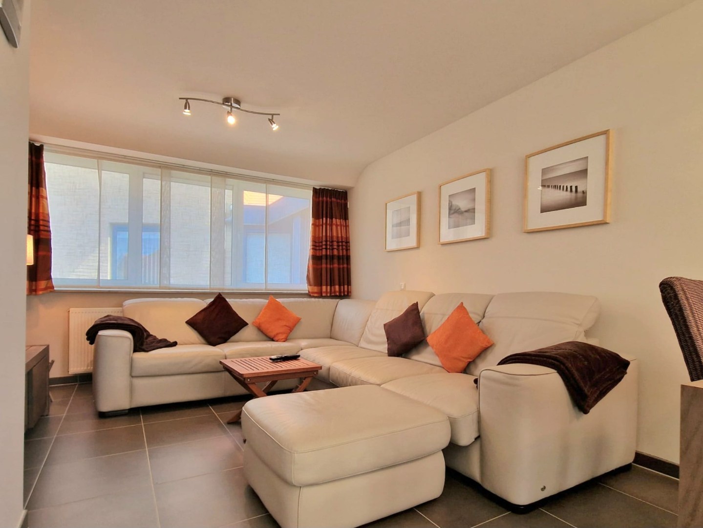 GEZELLIG INSTAPKLAAR 1 SLAAPKAMERAPPARTEMENT MET GROOT ZONNETERRAS GELEGEN IN EEN RECENT GEBOUW OP EEN BOOGSCHEUT VAN DE ZEE EN HET CENTRUM VAN DE PANNE - foto 3