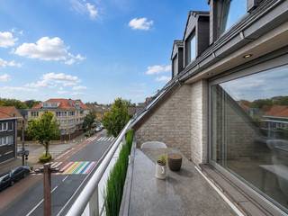 Dit ruime en instapklare duplexappartement is centraal gelegen in een kleinschalige residentie, op korte wandelafstand van de Grote Markt, de winkels en de kaai van Nieuwpoort-Stad.<br />Het appartement omvat een inkomhal met apart toilet, een lichtrijke woonkamer met volledig uitgeruste open keuken en aansluitende berging. Vanuit de leefruimte heeft u toegang tot het ruime en zonnige terras.<br />Via de vaste trap bereikt u de bovenverdieping, waar zich twee volwaardige slaapkamers en een badkamer met inloopdouche, wastafel en toilet bevinden.<br />Dankzij de centrale ligging, de aangename leefruimtes en het zonnige terras is dit appartement uitermate geschikt als vaste woonst, tweede verblijf of investering.