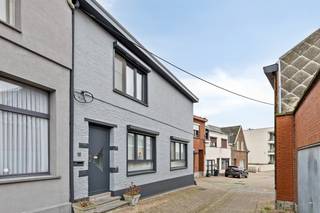 We komen de woning binnen via een ruime inkomhal met apart gastentoilet.Vanuit de hal is er toegang tot de keuken, de leefruimte en de eerste...