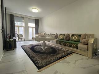 Volledig ingericht appartement bestaande uit een living met open ingerichte keuken, 2 slaapkamers en een badkamer met douche.<br />Verder is er een berging en een klein koertje. Alle gordijnen blijven hangen en kleine huisdieren zijn toegelaten.