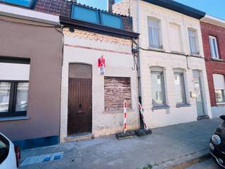 Op zoek naar een woning die je naar eigen smaak kan afwerken? Deze charmante woning heeft reeds enkele renovatiewerken achter de rug en biedt...
