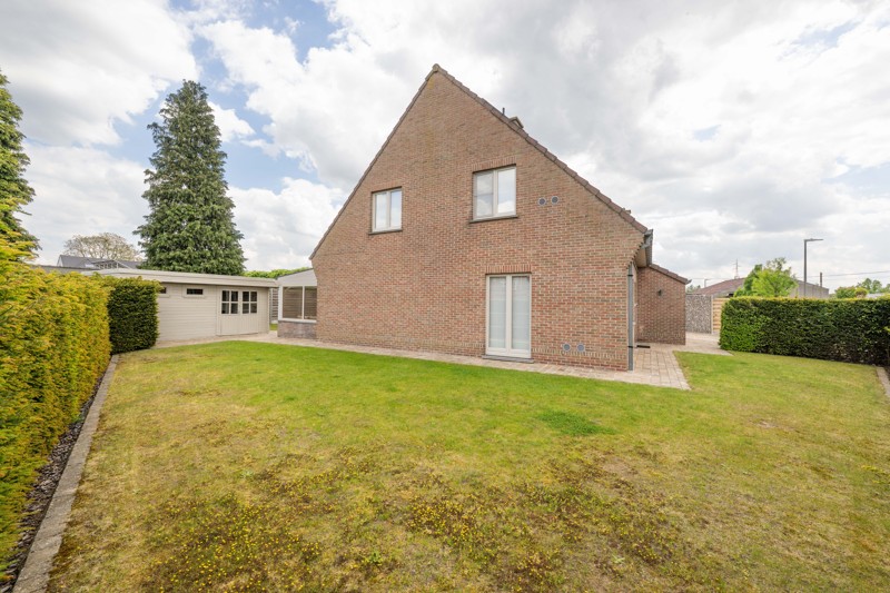 Prachtige alleenstaande instapklare woning met 5 slaapkamers inpandige garage, mooi terras en tuin TE KOOP in hartje Sint-Baafs-Vijve - foto 2