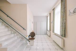 <p><span>Achter de prachtige gevel van deze burgerwoning schuilt een verrassend ruime en lichtrijke woning. In 1995 werd de woning achter de authentieke gevel volledig herbouwd, met bijzondere aandacht voor ruimte en een degelijke constructie. Met een bewoonbare oppervlakte van maar liefst 432 m² en een zuidgericht perceel van circa 700 m² biedt deze eigendom tal van mogelijkheden.</span></p><p><span> </span></p><p><span>De belangrijkste troeven:</span></p><ul><li><span>Royale bewoonbare oppervlakte van 432 m²</span></li><li><span>Centrale ligging in het hart van Vrasene</span></li><li><span>Hoge plafonds en ruime, lichtrijke woonruimtes</span></li><li><span>Mooie tuin op een zuidgericht perceel van ca 700 m²</span></li><li><span>Inpandige garage en afzonderlijke zijtoegang</span></li></ul><p><span> </span></p><p><span>Op het gelijkvloers wordt u verwelkomt een ruime inkomhal met gastentoilet. De royale leefruimte geniet van een mooie plafondhoogte (3 meter!) en sluit aan op een inpandige veranda met een mooie vide, die het gevoel van licht en ruimte verder versterkt.</span></p><p><span> </span></p><p><span>De afzonderlijke keuken biedt voldoende plaats voor een kookeiland en zithoek en geniet van een aangenaam zicht op de tuin. Verder bevinden zich op deze verdieping een wasplaats, een bijkomend toilet, een inpandige garage en toegang tot de kelder. Via de afzonderlijke zijtoegang is de woning ook praktisch bereikbaar. </span></p><p><span> </span></p><p><span>Buiten vindt u een terras en een aangename, zuidgerichte tuin met veel groen en privacy. </span></p><p><span> </span></p><p><span>De eerste verdieping omvat vier ruime slaapkamers van (21, 14, 22 en 21 m²), een badkamer en een afzonderlijk toilet.</span></p><p><span> </span></p><p><span>Via een vaste trap bereikt u de tweede verdieping. Deze casco zolderruimte biedt nog heel wat mogelijkheden voor verdere inrichting volgens uw wensen.</span></p><p><span> </span></p><p><span>Bent u op zoek naar een ruime woning met karakter, een mooie tuin en volop potentieel? </span></p><p><span> </span></p><p><span>Contacteer ons voor meer informatie of een bezoek ter plaatse.</span></p><p><span> </span></p>