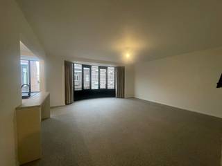 Ligging:<br />Het appartement is gelegen aan Pas 153 in Geel, op een rustige maar centrale locatie, op wandelafstand van het stadscentrum, winkels, openbaar vervoer en andere voorzieningen. Dankzij de vlotte bereikbaarheid is het ideaal voor wie comfortabel en praktisch wil wonen.<br /><br />Dit appartement bevat: <br />- Inkomhal<br />- Grote leefruimte met veel lichtinval<br />- Volledig ingerichte open keuken<br />- 2 slaapkamers<br />- Bergruimte<br />- Al de ruimtes zijn reeds voorzien van gordijnen.<br /><br />Extra:<br />- Het appartement is onmiddellijk beschikbaar!<br />- Huurprijs: 895 euro/maand + 50 euro/maand gemeenschappelijke kosten!<br /><br />Uitsluitend via onze website www.vastengoed.be kan u een bezichtiging inplannen op de vooropgestelde bezoekmomenten. Voor andere vragen kan u het kantoor bereiken op het nummer 014/72.73.74.