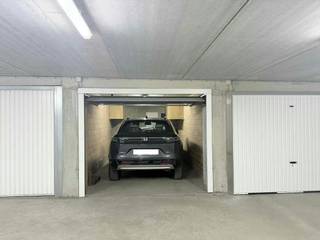 Le garage est situé au 2ème étage de la résidence De Boeie, avec une entrée par la Koninginnelaan 60 Middelkerke et une sortie par la Kemmelbergstraat à Middelkerke. Il y a de l'éclairage et de l'électricité dans le box du garage !<br /><br />Dimensions : <br />- Profondeur : 5,30 m<br />- Largeur : 2,80 m<br />- Largeur d'entrée : 2,38 m<br />- Hauteur : 2,27 m<br />- Hauteur d'entrée : 1,82 m<br /><br />Le box de garage est situé en plein centre, à proximité du nouveau casino et du Zeedijk. <br /><br />Ce box de garage à Middelkerke vous intéresse ? Contactez notre bureau pour plus d'informations ou pour une visite sur place !