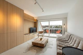 Aan de zonnekant van de Lippenslaan, in het commerciële centrum van Knokke-Heist en op wandelafstand van zee en strand, vindt u dit...