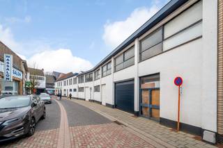 Dit pand met zijn 50 meter straatbreedte leent zich perfect voor uw volgende project, handelszaak met woongelegenheid, appartementsbouw,........