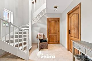 Bij de verkoop van deze villa wordt gewerkt met een <strong>START VANAF PRIJS</strong>.<br />Elk prijsvoorstel hoger dan deze start vanaf prijs wordt voorgelegd aan de verkoper(s), die dit al dan niet kan aanvaarden.<br /><strong>Het bezoekmoment gaat door op zaterdag 26/09/2026 (enkel op afspraak).</strong><br /><br />In een rustige en aangename woonomgeving in Bellegem bevindt zich deze verzorgde open bebouwing. De villa combineert een praktische indeling met aangename, lichtrijke leefruimtes en een gezellige buitenomgeving. Dankzij de drie slaapkamers, ruime garage en verschillende bergruimtes biedt deze woning bovendien alle comfort voor een gezin.<br /><br />Bij het betreden van de villa komen we terecht in de ruime en verzorgde inkomhal. Hier bevinden zich een praktische vestiaire en een apart gastentoilet met lavabo. Vanuit de inkomhal bereiken we de ruime leefruimte, die is ingedeeld in een gezellige zithoek en een volwaardige eetplaats. Grote raampartijen zorgen voor veel natuurlijk licht en geven de leefruimtes een aangenaam en open karakter. Vanuit de zithoek is er bovendien rechtstreeks contact met het terras en de tuin.<br /><br />Aansluitend bevindt zich de volledig uitgeruste keuken, ook hier zorgen de raampartijen en de verbinding met buiten voor een fijne lichtinval.<br />Verder beschikt het gelijkvloers over een praktische wasplaats en een ruime inpandige garage met automatische poort. De garage biedt niet alleen plaats voor de wagen, maar zorgt eveneens voor bijkomende opbergmogelijkheden.<br /><br />Op de eerste verdieping bevinden zich drie slaapkamers, waarvan één slaapkamer beschikt over een aparte dressing. De badkamer is comfortabel uitgerust met een wastafel, een massage-ligbad en een inloopdouche. Een afzonderlijk toilet op deze verdieping vervolledigt het geheel. Bijkomend is de zolder toegankelijk via een zoldertrap.<br /><br />De villa wordt volledig omringd door een omheinde tuin, waardoor u de hele dag door kunt genieten van zon en privacy. Daarbovenop beschikt de buitenomgeving van een zonneterras, regenwaterput, praktisch tuinhuis, tuinpoortjes en een ruime oprit.<br /><br /><strong>Ook wild geworden van deze thuis?<br />Twijfel niet langer en leg vandaag nog uw bezoek vast!</strong>