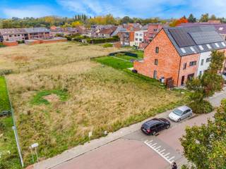 Immo Pické biedt U deze uiterst rustig en residentieel gelegen (doodlopende straat) perceel bouwgrond aan voor een halfopen bebouwing. Ondanks...