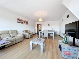 Zeer mooi gelegen appartement met open zicht op de Damse Vaart met indeling als volgt : Allereerst is er de inkom met vestiaire. De living is mooi rechthoekig ingedeeld en biedt een fantastisch zicht op het water. Deze is afgewerkt met een mooie laminaat vloer en is voorzien van de nodige verwarmingselementen. 
Er bevindt zich aansluitend één slaapkamer aan de voorzijde met daarnaast een instapklare badkamer met douche, lavabomeubel en wc. Via de hal begeeft u zich tot de keuken.
Deze werd eveneens volledig vernieuwd en voorzien van kookplaat, dampkap, vaatwas en ingebouwde koelkast. Alle kasten zijn in prima staat van onderhoud en de naastliggende berging is praktisch uitgerust met ingebouwde kasten. Er is tevens plaats voorzien voor een wasmachine. Naast de keuken is er nog één slaapkamer met zicht op de tuin. 
Als extra hoort er een terras bij het appartement van 3,3 m2. Dit appartement is momenteel verhuurd voor vaste bewoning.
Het appartement wordt verkocht na opmaak van de basisakte maar kan reeds gereserveerd worden.
Er bestaat de mogelijkheid tot aankoop van een garagebox.<br />Troeven ;<br />* EPC D- Label - geen renovatieplicht
* Geen lift - weinig onderhoudskosten 
* Zongericht terras
* Elektriciteit conform
* Zicht op de Damse Vaart
* Schrijnwerk PVC <br />Voor info bel : 050/333976 - 0476/270379 ( buiten kantooruren )