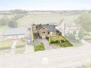 <p>Te koop: open bebouwing in Adegem, met prachtig zicht op de velden en een ruime tuin.</p>
<p>Deze woning ligt in een rustige, groene omgeving met vrij uitzicht. Dankzij de open bebouwing geniet u van veel privacy en lichtinval. De aparte garage biedt extra opslagruimte. De ligging combineert landelijk wonen met vlotte verbindingen naar het centrum en omliggende gemeenten.</p>
<p>Belangrijkste ruimtes:<br />• Woonkamer met veel lichtinval<br />• Keuken met directe verbinding naar de leefruimte<br />• Drie slaapkamers, ideaal voor gezin of hobbyruimte<br />• Veranda met uitzicht op de tuin<br />• Garage met aansluiting voor wasmachine en droogkast, plus verwarmingsketel<br />• Zolder bereikbaar via vlizotrap<br />• Tuin van 676 m², perfect voor buitenactiviteiten</p>
<p>Troeven:<br />• Open bebouwing met vrij zicht op de velden<br />• Aparte garage</p>
<p>Neem vandaag nog contact op met uw ERA-makelaar voor een bezoek. JOUW DROOMHUIS. ZO GEVONDEN!</p>