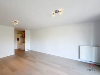 BRUSSEL – In het project "Canal Wharf", in de wijk Tour & Taxis, niet ver van de Gare Maritime, dicht bij vervoer en winkels, appartement met 1 slaapkamer op de 2e verdieping van circa 70m² woonoppervlakte bestaande uit een inkomhal met apart toilet, ruimte voor wasmachine, douchekamer (douche - wastafel), woonkamer van circa 25,5m² met toegang tot het terras van circa 8m², halfopen keuken volledig uitgerust (oven, kookplaten, afzuigkap, koelkast/vriezer, vaatwasser), slaapkamer van circa 15,5m² met toegang tot het terras van circa 8m². Voorschot op lasten van 160€/maand (warm water, verwarming, gemeenschappelijke delen). EPC B+. Vrij vanaf 01/03/2026. Afmetingen worden louter ter informatie gegeven.