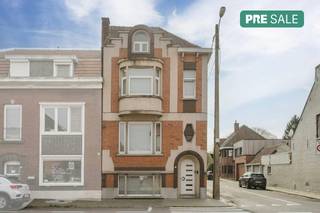 Achter deze prachtige art-decogevel schuilt een bijzonder ruim huis. Dit huis werd in 2000 smaakvol ingericht met behulp van een binnenhuisarchitect. Dit met veel zorg voor kwalitatieve materialen en maatwerk. De gelijkvloerse verdieping beschikt over 3 ruime garages en extra ruimtes voor een atelier, thuisbureau of stockageplaats. De mogelijkheden zijn werkelijk oneindig. Indeling:Gelijkvloerse verdieping:- imposante inkomhal- bureau-ruimte/polyvalente ruimte- badkamer met bad en lavabo, apart toilet, - aparte berging- 3 ruime garages- 2 aparte kamers die perfect als stockageruimte/atelier/hobbyruimte kunnen dienenEerste verdieping:- ruime leefruimte met open keuken en maatkasten- mooi zonnig terras van 27 m²- apart gastentoiletTweede verdieping:- grote slaapkamer met dressing en badkamer (lavabomeubel en douche)- tweede slaapkamerDerde verdieping- derde en vierde slaapkamerBezoeken aan dit huis vinden plaats op afspraak op donderdag 23 april en maandag 27 april. Een bod kan uitgebracht worden tegen uiterlijk woensdag 29 april om 12u00.Wenst u meer info over deze woning of wenst u een bezoek ter plaatse?Contacteer Sarah Hanson 0493 25 46 80 - sarah.hanson@dewaele.com De eigendom wordt aangeboden via de Pre-sale formule. Van 23/04/2026 om 14:00 tot 29/04/2026 om 12:00 kan u de woning op afspraak komen bezichtigen en een bod uitbrengen. De vermelde prijs is een instelprijs. Voor meer info, gelieve contact op te nemen met de dossierverantwoordelijke.Bestuursmaatregelen in het maatregelenregister: nee