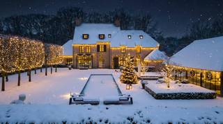 Magnifieke topklasse villa op een perceel van 8.042 m² gelegen in de meest unieke en begeerde laan van het residentiële Oud-Turnhout. De villa...