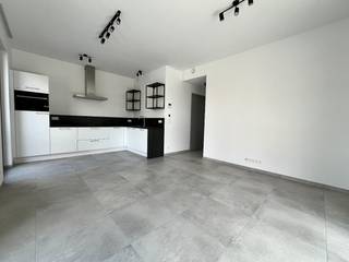 Dit prachtig afgewerkte gelijkvloers appartement, waarbij extra aandacht werd besteed aan wooncomfort en het gebruik van kwaliteitsvolle materialen, is gelegen nabij het Galgenweel.<br /><br />Het appartement omvat een inkomhal die toegang biedt tot een ruime woon- en eetkamer met een gezellige open keuken. De keuken is uitgerust met een koelkast, kookplaat, combi-oven, dampkap, vaatwasser en opbergkasten. Via de woon- en eetkamer heeft u toegang tot het terras.<br /><br />Vanuit de hal bereikt u de wasplaats met aansluiting voor een wasmachine en/of droogkast en de technische installatie. Er is tevens een ruime slaapkamer en een badkamer met douchecel, een lavabo en het toilet.<br /><br />In de ondergrondse verdieping beschikt u over een privatieve autostaanplaats (met laadpunt) en een bergplaats.<br /><br />Het appartement is gelegen op wandelafstand van winkels, een park en openbaar vervoer, wat het ideaal maakt voor wie zoekt naar comfort en bereikbaarheid.<br /><br />Voor meer informatie of een bezichtiging, neem gerust contact met ons op!<br /><br />Ter info: Olga Lefeberplein 1 is een zijstraat van Eulalia Cambierstraat en Leo J. Krynlaan.
