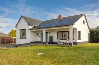 Deze open bebouwing is rustig gelegen in Tessenderlo-Ham, met een vlotte verbinding naar omliggende gemeenten en alle dagelijkse voorzieningen in...