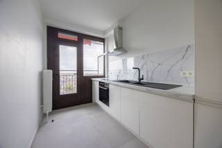 Bent u op zoek naar een volledig gerenoveerd appartement (95m²) met twee slaapkamers en twee terrassen, waarbij energiezuinig wonen centraal staat? Dan stellen wij u met plezier dit luxueuze appartement op de tiende verdieping aan u voor.<br />Indeling:<br />U komt binnen in de inkomhal met vooraan de lichtrijke woonkamer (32,5m²) met aanpalend de modern ingerichte keuken (8m²) die voorzien is van de nodige toestellen. Via de keuken en de woonkamer kan u het eerste terras (8,5m²) bereiken dat voorzien is van een zonnewering. Naast de keuken is er nog een berging.<br />Centraal is er de badkamer (4m²) die voorzien is van een inloopdouche met regenfunctie, een handdoekradiator en een lavabo verwerkt in een modern badkamermeubel. Er is een apart toilet.<br />Achteraan zijn er twee slaapkamers die beiden 13m² zijn en ook beiden toegang geven aan het terras (8,5m²) achteraan. <br /><br />Algemene kosten: €794,65/kwartaal voor minuterie, water, verwarming, lift, algemeen onderhoud, blokpolis, camerabewaking, onderhoud tuinen, schoonmaak gemene delen, reservefonds en syndicus vergoeding.<br />Ligging:<br />Deze residentie geniet van een zeer centrale ligging met alle dagelijkse voorzieningen binnen handbereik. Openbaar vervoer, winkels en sfeervolle horecazaken liggen op slechts enkele stappen. Bovendien biedt de omgeving volop mogelijkheden voor sport en ontspanning, waardoor comfort en een actieve levensstijl naadloos samenkomen.<br />Pluspunten:<br />- EPC met label B dankzij gevelisolatie, dakisolatie en overal dubbele HR beglazing! <br />- Privatieve kelderberging<br />- Videophone <br />- Volledig kwalitatief gerenoveerd<br />- Uiterst centrale locatie<br />Voor meer informatie of een bezichtiging kan u One vastgoed steeds bereiken op volgend nummer 03 360 85 30.