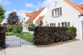 Troeven: * Handelspand met aparte toegang * Grote werkplaats van ca. 160 m² * Perfecte ligging met veel zichtbaarheid * Instapklare villa met 5...