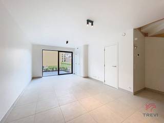 Deze duplex met drie slaapkamers + kinderkamer / werkkamer / inloopkast, gelegen in het project Mench, biedt een ideale combinatie tussen een appartement en een woning, met ruime volumes en een privatieve buitenruimte. Gelegen in een rustige omgeving met een gemeenschappelijke tuin, geniet het project van een strategische ligging vlakbij openbaar vervoer, winkels en hoofdwegen.<br />Het hoofdniveau omvat een lichtrijke leefruimte met een volledig uitgeruste open keuken, met toegang tot de buitenruimte. Een gastentoilet en een wasruimte vervolledigen dit niveau.<br />Op de verdieping vindt u drie slaapkamers, twee moderne badkamers en een extra ruimte die kan dienen als bureau, dressing of kinderkamer. Een perfect pand voor een gezin of huisgenoten die op zoek zijn naar ruimte en modern comfort.<br />De hedendaagse afwerkingen garanderen optimaal dagelijks comfort: uitstekende energieprestatie met een EPC A, warmtepomp, zonnepanelen, ventilatiesysteem met dubbele flux, vloerverwarming, kwaliteitsvolle materialen en verzorgde afwerkingen. Lage provisies. Onmiddellijk beschikbaar. Mogelijkheid om een parkeerplaats te huren tegen meerprijs (met of zonder laadpaal). Oppervlaktes worden ter indicatie opgegeven.<br /><br />
<p><u>Indeling</u>:</p>
<p>Begane grond</p>
<ul>
<li>Entree</li>
<li>Kinderkamer / Kantoor / Kleedkamer</li>
<li>Slaapkamer 1</li>
<li>Badkamer</li>
<li>Toilet</li>
<li>Doucheruimte</li>
<li>2 slaapkamers</li>
</ul>
<p>Tuinniveau</p>
<ul>
<li>Woonkamer met volledig ingerichte keuken</li>
<li>Wasruimte</li>
<li>Toilet</li>
<li>Terras + tuin</li>
</ul>