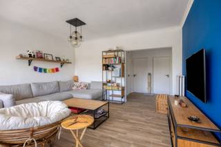 Het appartement is gelegen in een rustige straat in Edegem, op de tweede verdieping van een kleinschalig gebouw zonder lift - lage gemeenschappelijke lasten. Bij het betreden van het appartement komt u in de inkomhal met vestiaire. De ruime woon- en eetkamer geniet van veel natuurlijke lichtinval dankzij de grote raampartijen en sluit aan op de open keuken, die uitgerust is met hedendaags comfort en voldoende opbergkasten. Aansluitend aan de keuken bevindt zich een praktische bergruimte met aansluiting voor wasmachine en droogkast. Verder beschikt het appartement over een gastentoilet, twee slaapkamers en een badkamer ingericht met ligbad, douche en een dubbele lavabo met meubel. Achteraan op het gelijkvloers bevindt zich bovendien een privatieve garagebox. Bijzonderheden: EPC label B, Conforme EK installatie, Videofonie, deels elektrische rolluiken, ramen met HR-beglazing. De verkoper heeft zijn aandeel in de momenteel gekende kosten van de reeds goedgekeurde en geplande werken aan het gebouw via de VME financieel geregeld.