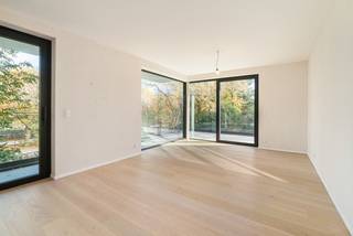 <h4><strong>Instapklaar appartement met twee slaapkamers en tijdelijke lenteactie: gratis schilderwerken!</strong></h4>
<h5>Tijdelijke lenteactie: profiteer van gratis schilderwerken ter waarde van €10.000 bij aankoop van een appartement in Groenzicht! </h5>
<p>In het groene woonproject Groenzicht geniet u van een modern appartement met een bewoonbare oppervlakte van 92,5 m², ontworpen met oog voor comfort, licht en leefkwaliteit. Dankzij de doordachte indeling en twee volwaardige slaapkamers is dit appartement perfect voor koppels, jonge gezinnen of wie graag extra ruimte heeft.<br />De aangename leefruimte vormt het hart van de woning en sluit naadloos aan op de open keuken met keukeneiland. Hier werden duurzame materialen en kwalitatieve toestellen gecombineerd met een stijlvolle parketvloer, wat zorgt voor een tijdloze en warme uitstraling.<br /><br />Ook de badkamer biedt alle comfort, met een ruime douche en een dubbele lavabo die het dagelijkse gebruik extra praktisch maakt.<br />Een van de grootste troeven van Groenzicht is de prachtige parktuin die exclusief voor de bewoners werd aangelegd. De groene omgeving creëert een uniek gevoel van rust en privacy, terwijl u toch dicht bij alle voorzieningen woont.<br /><br />Met winkels, bakkerijen, slagerijen en andere dagelijkse voorzieningen op korte afstand geniet u bovendien van een uitstekende bereikbaarheid en een bijzonder comfortabele woonomgeving.<br /><br /><strong>Waarom kiezen voor dit appartement?</strong></p>
<ul>
<li>92,5 m² bewoonbare oppervlakte</li>
<li>Twee ruime slaapkamers</li>
<li>Badkamer met douche en dubbele lavabo</li>
<li>Open keuken met centraal keukeneiland</li>
<li>Kwalitatieve afwerking met parketvloer</li>
<li>Gelegen in een prachtig onderhouden parktuin</li>
<li>Rustige en groene woonomgeving</li>
<li>Vlotte bereikbaarheid en nabij winkels en voorzieningen </li>
</ul>
<p><br /><strong>Nog niet meteen gevonden wat je zocht? </strong><br />In Groenzicht zijn er nog enkele laatste appartementen te koop. Contacteer ons voor meer informatie en plan je bezoek aan het project via www.groenzicht-rumbeke.be<br /><br /><strong>Bezoek het appartement</strong><br />Kom langs op onze opendeurdag op zondag 28 juni tussen 10u en 14u en ontdek het resterende aanbod appartementen. Schrijf je in via www.groenzicht-rumbeke/opendeur </p>
