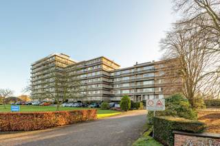 <p><span>Dans un endroit agréable à Ekeren, cet appartement bien entretenu est </span><span>situé au troisième étage</span><span>, accessible par ascenseur. L'appartement dispose d'</span><span>une chambre à coucher</span><span>, d'un </span><span>débarras privé en sous-sol</span><span> et d'un </span><span>garage compris dans le</span><span> prix</span><span>.</span></p><p><span>L'entrée se fait par le hall d'entrée avec vestiaire. La </span><span>salle de séjour lumineuse</span><span> est divisée en un confortable salon et une salle à manger et s'ouvre sur la </span><span>terrasse qui s'étend sur toute la largeur de l'appartement</span><span>. La cuisine est pratique et s'intègre parfaitement à l'espace de vie.</span></p><p><span>L'appartement comprend également un hall de nuit avec </span><span>un espace de rangement et des toilettes séparées</span><span>, une </span><span>chambre spacieuse</span><span> et une </span><span>salle de bains avec lavabo et baignoire</span><span>.</span></p><p><span>Un appartement confortable avec un espace extérieur, un espace de stockage supplémentaire et une facilité de stationnement, idéal comme résidence privée ou investissement.</span></p><p><span>Intéressé(e) ?</span><span> Contactez Sofie pour plus d'informations ou pour une visite à 036466655 ou sofie@sinjoor.be</span></p>