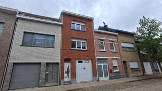 <p><span>In een autoluwe straat nabij Bouckenborghpark en met kortbij openbaar vervoer naar Antwerpen, bieden wij u deze goed onderhouden, ruime gezinswoning, type belle étage met leuke tuin.</span></p><p><span>De woning is voorzien een gunstig EPC rapport mede door de condensatie ketel op gas en vernieuwde ramen en is voorzien van een grote garage met automatische poort, aanpalend een polyvalente kamer en veranda met doorgang naar de tuin.</span></p><p><span>Op de 1ste verdieping bevindt zich een ruime eenvoudig ingerichte leefkeuken en L-vormige woonkamer.</span></p><p><span>De bovenverdieping is ingedeeld met 3 kamers en een ruime, verzorgde te moderniseren badkamer.</span></p><p><span>Iets voor u? Boek dan snel een afspraak en kom zeker niet TE LAET!</span></p>