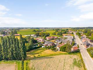 Te koop: bouwgrond met te renoveren woning op een ruim perceel van ca.1.250 m² in Heule.Bent u op zoek naar een eigendom met tal van mogelijkheden? Deze woning op een prachtig perceel van 1.250 m² biedt een uitstekende basis voor wie droomt van een eigen woonproject.Op het perceel bevindt zich momenteel een woning die volledig te renoveren is.De ruime perceeloppervlakte geeft u alle vrijheid om uw eigen visie te realiseren. Dankzij de gunstige ligging in Heule geniet u van een vlotte verbinding naar het centrum van Kortrijk, winkels, scholen en belangrijke invalswegen.Troeven:- Ruim perceel van 1.250 m²- Woning volledig te renoveren of, mits vergunning, te vervangen- Tal van mogelijkheden voor eigen realisatie- Interessant voor particuliere bouwers of investeerders- Gunstige ligging in HeuleEen unieke kans voor wie op zoek is naar ruimte, potentieel en de mogelijkheid om een eigen droomproject te realiseren.Voor meer informatie over de bouwmogelijkheden, stedenbouwkundige voorschriften of vergunningsmogelijkheden, neem gerust contact op via info@immobeguin.be
