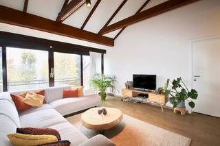 MAIL NAAR CHADIA@WIJSVASTGOED.BE VOOR EEN BEZOEKAANVRAAG - TELEFONISCH WORDEN ER GEEN BEZOEKEN INGEPLAND !<br />Dit volledig gerenoveerd dakappartement is echt een pareltje in hartje Evergem, met 162 m², 2 ruime slaapkamers, 2 badkamers en 2 toiletten is er absoluut geen gebrek aan ruimte ! <br />Het pand beschikt over een zeer moderne open keuken met alle toestellen en zeer mooie afgewerkte badkamers. De leefruimte is zeer gezellig door de nok die zorgt voor extra karakter ! Aansluitend aan de leefruimte is er een goed georiënteerd zonneterras en achteraan het gebouw heeft u een privatieve staanplaats ! <br /><br />Indeling: zeer ruime leefruimte met open keuken, slaapkamer 1 en aansluitende badkamer (douche + wastafel) + apart toilet, slaapkamer 2, berging, apaart toilet en badkamer 2 met bad en voorziening wasmachine.<br /><br />Er zijn GEEN gemeenschappelijke kosten ! <br />U wenst geen klein nieuwbouwappartement maar een volledig, ruim en gezellig appartement met aparte staanplaats en IN het centrum van Evergem? Mail naar chadia@wijsvastgoed.be !