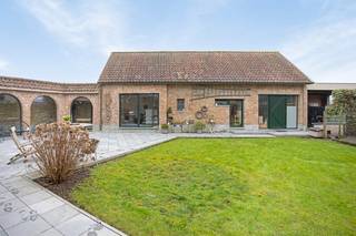 Deze karaktervolle halfopen bebouwing, geïnspireerd als vierkantshoeve, werd in 1998 tot op de baksteen gestript en met oog voor detail...