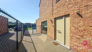Instapklare halfopen BEN-woning met 4 slaapkamers en mooie tuin!<br /><br />Deze recente halfopen woning van 2017 combineert modern wooncomfort, energiezuinigheid en een praktische indeling op een uitstekende ligging nabij het centrum van Helchteren. De woning werd steeds zeer verzorgd onderhouden en is volledig instapklaar.<br /><br />Bij het betreden van de woning komt u binnen via de inkomhal. Aan de rechterzijde bevindt zich het gastentoilet. Links bereikt u de ruime eetkamer met open keuken, die dankzij de praktische indeling naadloos aansluit op de berging/wasplaats. Aan de voorzijde van de woning bevindt zich de gezellige zithoek met veel natuurlijke lichtinval.<br /><br />Centraal in de woning bevindt zich de trap naar de eerste verdieping. Hier vindt u drie volwaardige slaapkamers en een comfortabele badkamer voorzien van alle hedendaags comfort.<br /><br />De zolderverdieping biedt nog een extra slaapkamer en een aparte technische ruimte, ideaal als hobbyruimte, bureau of extra opslag.<br /><br />Buiten geniet u van een mooi aangelegde tuin waar het aangenaam vertoeven is.<br /><br />Pluspunten:<br />- Recente woning (2017);<br />- Energiezuinige BEN-woning;<br />- 4 slaapkamers;<br />- Praktische en moderne indeling;<br />- Zeer verzorgd en instapklaar;<br />- Mooie aangelegde tuin;<br />- Zonnepanelen;<br />- Vloerverwarming;<br />- Aankoop onder 2% registratierechten(voorwaarden);<br />- Rustige maar centrale ligging.<br /><br />Maatregelen opgenomen in het Maatregelenregister: nee<br /><br />De woning bevindt zich op een toplocatie dichtbij het centrum van Helchteren, op wandelafstand van scholen, winkels en met een vlotte verbinding naar de autostrade.<br /><br />Een unieke kans voor wie op zoek is naar een recente, energiezuinige gezinswoning op een uitstekende locatie in Houthalen-Helchteren.<br /><br />Voor een bezichtiging ter plaatse of meer info, bel ons op 078/78.78.70, of kom gewoon binnen op ons kantoor, steeds welkom!