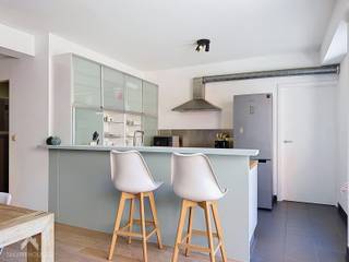 <p>Lichtrijk appartement gelegen op de eerste verdieping, centraal gelegen op wandelafstand van winkels, diensten en openbaar vervoer, met een vlotte verbinding naar de R8 en E17.</p>
<p>Het appartement omvat een inkomhal met apart gastentoilet, een gezellige leefruimte met zit- en eethoek en parketvloer, een bureauruimte/kinderkamer en een open keuken, voorzien van alle comfort en een praktische ontbijthoek. Via het schuifraam bereikt u het zeer ruime terras, waar u geniet van een aangenaam open zicht en groen.</p>
<p>Het slaapgedeelte bestaat uit een ruime slaapkamer met aansluitende dressingruimte en een en-suite badkamer, uitgerust met een bad/douchecombinatie, tweede toilet en wastafel. Hier bevinden zich eveneens de aansluitingen voor wasmachine en droogkast.</p>
<p>Op de kelderverdieping beschikt het appartement over een ruime berging, dankzij de vlotte toegankelijkheid ideaal voor het stallen van fietsen, en een private staanplaats.</p>
<p>Extra troeven:</p>
<ul>
<li>Gunstig EPC</li>
<li>Conforme elektrische installatie</li>
<li>Nieuwe condensatieketel en aangepaste schouwen</li>
<li>Private staanplaats</li>
<li>Ruime, fietstoegankelijke kelderberging</li>
<li>Zeer ruim terras met open zicht</li>
<li>Lift aanwezig</li>
<li>Centrale ligging met vlotte bereikbaarheid</li>
</ul>
<p>Deze woning is te koop ZONDER makelaar via het concept van Smart Houses! Wenst u verdere inlichtingen of een bezoek? Contacteer rechtstreeks de eigenaar via +32475452990</p>
