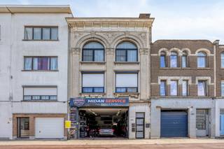 Op een centrale ligging aan de Sint-Bernardsesteenweg vinden we dit charmante appartement op de bovenste verdieping van een kleinschalig gebouw zonder lift. Dankzij de uitstekende ligging bevinden winkels, openbaar vervoer en diverse voorzieningen zich op wandelafstand.<br /><br />Bij het betreden van het appartement komt u meteen terecht in de ruime leefruimte met open keuken. De open indeling en het hoge ruimtegevoel zorgen voor een aangename loftsfeer met veel karakter. Aansluitend aan de keuken bevindt zich een prachtig terras, waar er voldoende plaats is voor een gezellige loungehoek of een tafel met stoelen. Van hieruit geniet u van een mooi en open uitzicht.<br /><br />De badkamer is ingericht met een badkamermeubel met wastafel, toilet en douche/ligbad. Verder beschikt het appartement over 2 slaapkamers, waarvan één slaapkamer zich op de mezzanine bevindt, wat het appartement een speelse en unieke indeling geeft.<br /><br />Dankzij het kleinschalige gebouw geniet u van lage maandelijkse kosten. Bovendien zijn alle meters voor de nutsvoorzieningen apart, wat zorgt voor een duidelijk en individueel verbruik.<br /><br />Troeven:<br />Openbaar vervoer en winkels op wandelafstand<br />Bovenste verdieping met prachtig uitzicht<br />Mooi terras met plaats voor lounge of eettafel<br />Lage maandelijkse kosten<br />Aparte meters voor nutsvoorzieningen<br />Elektrische installatie conform<br />Ramen met dubbele beglazing<br /><br />Een ideaal appartement voor wie op zoek is naar een instapklare woonst met karakter, buitenruimte en een vlotte bereikbaarheid.