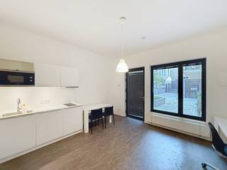 <strong>ALLEEN VOOR STUDENTEN! BRUSSEL—stadscentrum, op 20 meter van de Grote Markt en de Grasmarkt, nabij tal van winkels en openbaar vervoer. In residentie “Îlot Sacré”: semi-gemeubelde studio voor STUDENT van ca. 30 m², bestaande uit een leefruimte van ca. 19 m² met ingerichte open keuken (kookplaten, dampkap, koelkast/diepvries, vaatwasser) met slaaphoek; doucheruimte (douche, toilet, wastafel). Provisie voor lasten: 100€/maand (warm water, verwarming, gemeenschappelijke delen). Beschikbaar 01/10/2026. EPB C. Afmetingen louter ter indicatie.<br /><br /></strong><span>Begane grond</span> :<span> <br /><br /></span>- Woonkamer van ±19 m² (4,3 x 4,4) met slaaphoek<br />- Open keuken die uitkomt op de woonkamer, volledig ingericht (koelkast/vriezer, kookplaten, afzuigkap, vaatwasser)<br />- Doucheruimte (douche, toilet, wastafel)