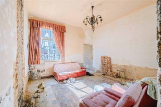 SINT-NIKLAAS - Op zoek naar een te renoveren woning te koop in het centrum van Sint-Niklaas? Dan is dit pand misschien iets voor u. Deze woning is...