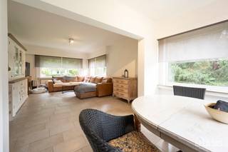 Verzorgde, vrijstaande woning, omgeven door groen en gelegen in een bijzonder rustige woonomgeving. <br /><br />Op het gelijkvloers bevinden zich een ruime leefruimte met veel natuurlijke lichtinval, een gezellige eetplaats, een ingerichte keuken en een praktische douchekamer. <br />Aansluitend is er een uitzonderlijk ruime garage met berg- en wasruimte, die tal van mogelijkheden biedt voor opslag, fietsen of hobby's.<br /><br />De verdieping omvat 2volwaardige slaapkamers en een ruime badkamer voorzien van een ligbad, dubbele wastafel en toilet.<br /><br />Rondom de woning ligt een mooie tuin met terras waar u in alle rust kunt genieten van het groene karakter van de omgeving.<br />De private oprit en garage zorgen bovendien voor voldoende parkeergelegenheid.<br /><br />Geschikt voor maximaal 4 personen.<br />Beschikbaar op 01/01/2027.<br /><br />Huurwaarborg bedraagt 3 maanden huur.<br />Plaatsbeschrijving door extern bedrijf met gedeelde kosten.<br /><br />Een bezoek ter plaatse kunt u enkel online reserveren op www.hansvastgoed.com.<br />Voor meer informatie, bezoek onze website www.hansvastgoed.com of neem contact op met info@hansvastgoed.com of +32 3 366 05 30.