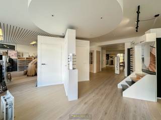 Op een UITERST GUNSTIGE LIGGING in het CENTRUM VAN RONSE met een GROTE VISIBILITEIT en een GOEDE BEREIKBAARHEID bevindt zich deze POLYVALENTE COMMERCIËLE RUIMTE. <br />Deze eigendom bestaat uit een HANDELSRUIMTE VAN +/- 265 M² BRUIKBARE OPPERVLAKTE en wordt aangevuld met een PRAKTISCHE EN RUIME KELDER. <br />Tevens is dit de IDEALE OPBRENGSTEIGENDOM! Het pand wordt MOMENTEEL VERHUURD aan RENDABELE HUURDERS voor de uitbating van een SHOWROOM.<br /><br />Contacteer ons voor meer informatie met betrekking tot de mogelijkheden of voor het inplannen van een bezichtiging!<br /><br />Adres: Franklin Rooseveltplein 40 + Sint-Martensstraat 1 te Ronse<br /><br />G-score + P-score A. Geen renovatieverplichting van toepassing.